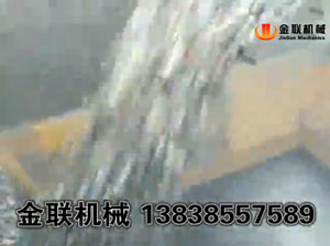 對輥破碎機破碎鵝卵石現場視頻